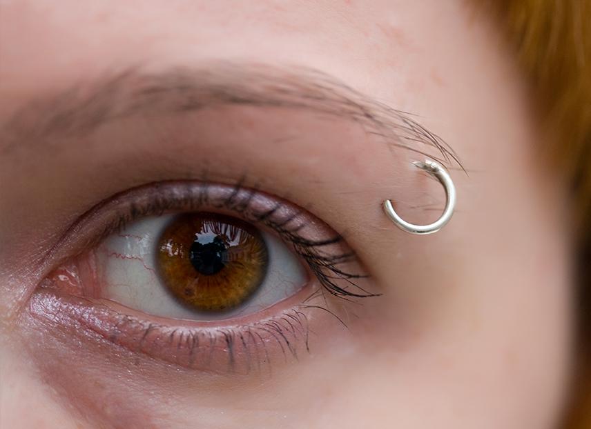 Steg för steg piercing för ögonbryn