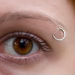 Steg för steg piercing för ögonbryn
